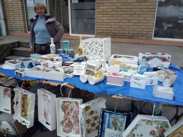 Штанд са декупаж кутијама, вазама и таблама